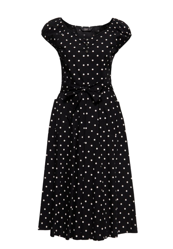 Let's talk about Dots! Mit diesem Swing Kleid mit Polka&Dots All-overPrint erfüllt Queen Kerosin den Traum einer jeden Vintage Queen. Ein absoluter Klassiker in Neuauflage! Der herzförmige Ausschnitt mit farblich angepasster Zierknopfleiste wird durch auf den Schultern ruhenden, leicht gerafften Kappenärmel feminin, verspielt in Szene gesetzt. Die taillierte Passform sowie der verstellbare abnehmbare Gürtel, welcher sich kess zu einer Schleife binden lässt, betont gekonnt die weiblichen Vorzüge. Ein unterlegter Resißverschluss am linken Rippenbogern erleichtert das Aus- und Ankleiden. Ab Taillenhöhe wird in eine fließende schwungvolle A-Linie, in typischer Midi-Länge übergeleitet, welche den charmanten Swing hervorhebt. Eckige Eingrifftaschen runden den authentischen 50s Look perfekt ab und verschaffen Stauraum für die nötigsten Kleinigkeiten. Hergestellt aus hochwertiger Bio-Baumwolle entsteht ein blickdichtes, luftiges Haut- und Tragegefühl unter dem Aspekt der Nachhaltigkeit. Kombiniert zu schwarzen Pumps und rotem Lippenstift ist dir ein unverwechselbarer Rockabella Auftritt garantiert.  QUEEN KEROSIN: Queen Kerosin steht für den amerikanischen Zeitgeist der 50er / 60er Jahre mit Rock'n'Roll Rockabilly, Motorrädern, Bikes, Hot Rod und allem was dazu gehört! Unsere Design mit Vintage Charme versetzen Dich zurück in die gute Zeit.DESIGN: Queen Kerosin präsentiert ihr Swing Kleid mit klassischem Polka&Dots All-over-Print. Die Neuauflage für den authentischen 50´s Vintage Look. Der charmante, herzförmige Ausschnitt mit Zierknopfleiste wird durch auf den Schultern ruhenden, leicht gerafften Kappenärmel stilvoll in Szene gesetzt.PASSFORM: Die feminin taillierte Passform sowie der verstellbare, abnehmbare Gürtel, welcher sich kess zu einer Schleife binden lässt, betont stilvoll die Vorzüge der weiblichen Silhouette. Ab Taillenhöhe wird in eine fließende, schwungvolle A-Linie, und die typisch Falten werfende Midi-Länge übergeleitet. Der unterlegte Reißverschluss am linken Rippenbogen erleichtert das Aus- und Ankleiden optimal.MATERIAL: Hergestellt aus hochwertiger, blickdichter, reiner Bio Baumwolle unter dem Aspekt der Nachhaltigkeit.KOMBINATIONSMÖGLICHKEITEN: Kombiniert zu schwarzen Pumps und rotem Lippenstift ist Dir ein unverwechselbarer Rockabella Auftritt garantiert.LIEFERUMFANG: Das Swing Kleid ist in den Größen XS S M L XL XXL 3XL und 4XL erhältlich.