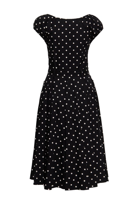 Let's talk about Dots! Mit diesem Swing Kleid mit Polka&Dots All-overPrint erfüllt Queen Kerosin den Traum einer jeden Vintage Queen. Ein absoluter Klassiker in Neuauflage! Der herzförmige Ausschnitt mit farblich angepasster Zierknopfleiste wird durch auf den Schultern ruhenden, leicht gerafften Kappenärmel feminin, verspielt in Szene gesetzt. Die taillierte Passform sowie der verstellbare abnehmbare Gürtel, welcher sich kess zu einer Schleife binden lässt, betont gekonnt die weiblichen Vorzüge. Ein unterlegter Resißverschluss am linken Rippenbogern erleichtert das Aus- und Ankleiden. Ab Taillenhöhe wird in eine fließende schwungvolle A-Linie, in typischer Midi-Länge übergeleitet, welche den charmanten Swing hervorhebt. Eckige Eingrifftaschen runden den authentischen 50s Look perfekt ab und verschaffen Stauraum für die nötigsten Kleinigkeiten. Hergestellt aus hochwertiger Bio-Baumwolle entsteht ein blickdichtes, luftiges Haut- und Tragegefühl unter dem Aspekt der Nachhaltigkeit. Kombiniert zu schwarzen Pumps und rotem Lippenstift ist dir ein unverwechselbarer Rockabella Auftritt garantiert.  QUEEN KEROSIN: Queen Kerosin steht für den amerikanischen Zeitgeist der 50er / 60er Jahre mit Rock'n'Roll Rockabilly, Motorrädern, Bikes, Hot Rod und allem was dazu gehört! Unsere Design mit Vintage Charme versetzen Dich zurück in die gute Zeit.DESIGN: Queen Kerosin präsentiert ihr Swing Kleid mit klassischem Polka&Dots All-over-Print. Die Neuauflage für den authentischen 50´s Vintage Look. Der charmante, herzförmige Ausschnitt mit Zierknopfleiste wird durch auf den Schultern ruhenden, leicht gerafften Kappenärmel stilvoll in Szene gesetzt.PASSFORM: Die feminin taillierte Passform sowie der verstellbare, abnehmbare Gürtel, welcher sich kess zu einer Schleife binden lässt, betont stilvoll die Vorzüge der weiblichen Silhouette. Ab Taillenhöhe wird in eine fließende, schwungvolle A-Linie, und die typisch Falten werfende Midi-Länge übergeleitet. Der unterlegte Reißverschluss am linken Rippenbogen erleichtert das Aus- und Ankleiden optimal.MATERIAL: Hergestellt aus hochwertiger, blickdichter, reiner Bio Baumwolle unter dem Aspekt der Nachhaltigkeit.KOMBINATIONSMÖGLICHKEITEN: Kombiniert zu schwarzen Pumps und rotem Lippenstift ist Dir ein unverwechselbarer Rockabella Auftritt garantiert.LIEFERUMFANG: Das Swing Kleid ist in den Größen XS S M L XL XXL 3XL und 4XL erhältlich.