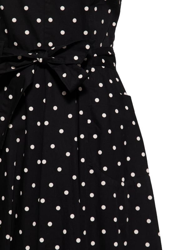 Let's talk about Dots! Mit diesem Swing Kleid mit Polka&Dots All-overPrint erfüllt Queen Kerosin den Traum einer jeden Vintage Queen. Ein absoluter Klassiker in Neuauflage! Der herzförmige Ausschnitt mit farblich angepasster Zierknopfleiste wird durch auf den Schultern ruhenden, leicht gerafften Kappenärmel feminin, verspielt in Szene gesetzt. Die taillierte Passform sowie der verstellbare abnehmbare Gürtel, welcher sich kess zu einer Schleife binden lässt, betont gekonnt die weiblichen Vorzüge. Ein unterlegter Resißverschluss am linken Rippenbogern erleichtert das Aus- und Ankleiden. Ab Taillenhöhe wird in eine fließende schwungvolle A-Linie, in typischer Midi-Länge übergeleitet, welche den charmanten Swing hervorhebt. Eckige Eingrifftaschen runden den authentischen 50s Look perfekt ab und verschaffen Stauraum für die nötigsten Kleinigkeiten. Hergestellt aus hochwertiger Bio-Baumwolle entsteht ein blickdichtes, luftiges Haut- und Tragegefühl unter dem Aspekt der Nachhaltigkeit. Kombiniert zu schwarzen Pumps und rotem Lippenstift ist dir ein unverwechselbarer Rockabella Auftritt garantiert.  QUEEN KEROSIN: Queen Kerosin steht für den amerikanischen Zeitgeist der 50er / 60er Jahre mit Rock'n'Roll Rockabilly, Motorrädern, Bikes, Hot Rod und allem was dazu gehört! Unsere Design mit Vintage Charme versetzen Dich zurück in die gute Zeit.DESIGN: Queen Kerosin präsentiert ihr Swing Kleid mit klassischem Polka&Dots All-over-Print. Die Neuauflage für den authentischen 50´s Vintage Look. Der charmante, herzförmige Ausschnitt mit Zierknopfleiste wird durch auf den Schultern ruhenden, leicht gerafften Kappenärmel stilvoll in Szene gesetzt.PASSFORM: Die feminin taillierte Passform sowie der verstellbare, abnehmbare Gürtel, welcher sich kess zu einer Schleife binden lässt, betont stilvoll die Vorzüge der weiblichen Silhouette. Ab Taillenhöhe wird in eine fließende, schwungvolle A-Linie, und die typisch Falten werfende Midi-Länge übergeleitet. Der unterlegte Reißverschluss am linken Rippenbogen erleichtert das Aus- und Ankleiden optimal.MATERIAL: Hergestellt aus hochwertiger, blickdichter, reiner Bio Baumwolle unter dem Aspekt der Nachhaltigkeit.KOMBINATIONSMÖGLICHKEITEN: Kombiniert zu schwarzen Pumps und rotem Lippenstift ist Dir ein unverwechselbarer Rockabella Auftritt garantiert.LIEFERUMFANG: Das Swing Kleid ist in den Größen XS S M L XL XXL 3XL und 4XL erhältlich.