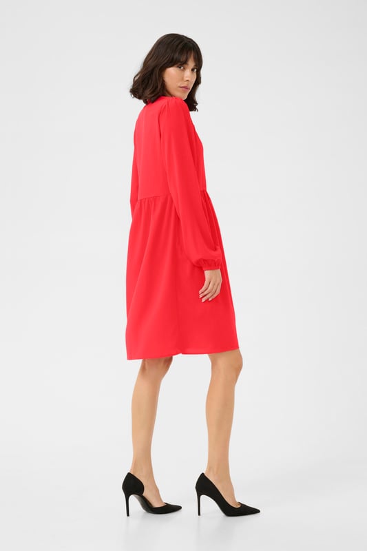 A-shape,Boven de knie,Lange mouwen  Wassen op 30°, niet bleken, niet in de droger drogen, Druipnat ophangen in de schaduw, warm strijken max. 150° C, Droogreiniging  100% Polyester