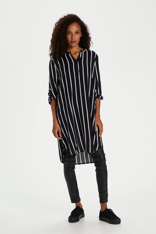 Regular fit,Net boven de knie,Lange mouwen  Fijne was 30°, niet bleken, niet in de droger drogen, Liggend laten drogen in de schaduw, warm strijken max. 150° C, Chemisch laten reinigen.  100% Viscose (LENZING™ ECOVERO™)