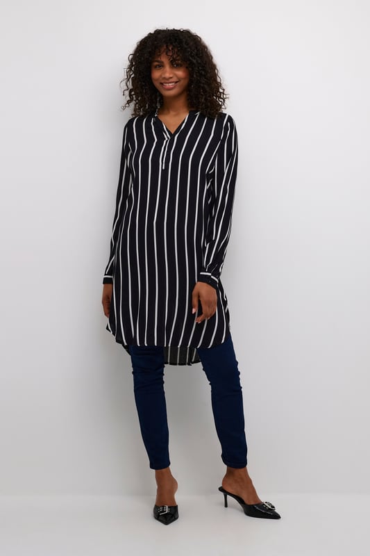 Regular fit,Net boven de knie,Lange mouwen  Fijne was 30°, niet bleken, niet in de droger drogen, Liggend laten drogen in de schaduw, warm strijken max. 150° C, Chemisch laten reinigen.  100% Viscose (LENZING™ ECOVERO™)