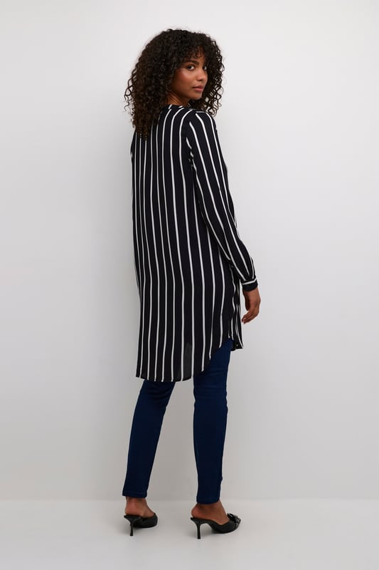 Regular fit,Net boven de knie,Lange mouwen  Fijne was 30°, niet bleken, niet in de droger drogen, Liggend laten drogen in de schaduw, warm strijken max. 150° C, Chemisch laten reinigen.  100% Viscose (LENZING™ ECOVERO™)