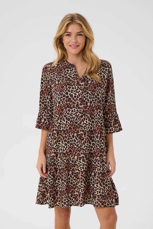 Kim,Loose fit,Boven de knie,3/4 mouwen  Fijne was 30°, niet bleken, niet in de droger drogen, Druipnat ophangen in de schaduw, koud strijken max. 110° C, Droogreiniging  55% Viscose (LENZING™ ECOVERO™),45% Viscose