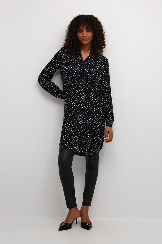 Regular fit,Net boven de knie,Lange mouwen  Fijne was 30°, niet bleken, niet in de droger drogen, Liggend laten drogen in de schaduw, warm strijken max. 150° C, Chemisch laten reinigen.  100% Viscose (LENZING™ ECOVERO™)