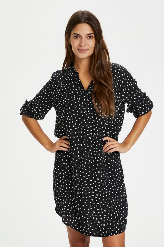 Regular fit,Net boven de knie,Lange mouwen  Fijne was 30°, niet bleken, niet in de droger drogen, Liggend laten drogen in de schaduw, warm strijken max. 150° C, Chemisch laten reinigen.  100% Viscose (LENZING™ ECOVERO™)