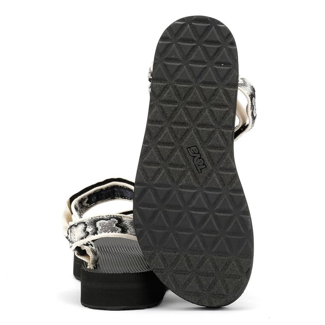 Der Midform Universal liegt genau zwischen dem Flatform Universal und dem Original Universal und erfreut Menschen. Das Obermaterial aus umweltfreundlichem Unifi® Repreve recyceltem Polyester-Webbing ist äußerst strapazierfähig und trocknet schnell nach dem Nasswerden. Das Universal-Befestigungssystem mit Klettverschluss sorgt für einen sicheren Sitz und ein schnelles An- und Ausziehen.