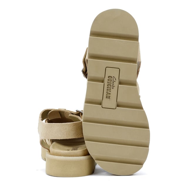 Fischersandalen im Stil, gefertigt aus hochwertigem Wildleder. Mit einer klassischen handgenähten Mokassin-Apron-Zehenpartie und sicherer Schnallenverschluss für eine individuelle Passform. Entwickelt mit einer leichten EVA-Sohle für verbesserten Komfort und Langlebigkeit. Perfekt für den Sommer und lässigen Outdoor-Stil.