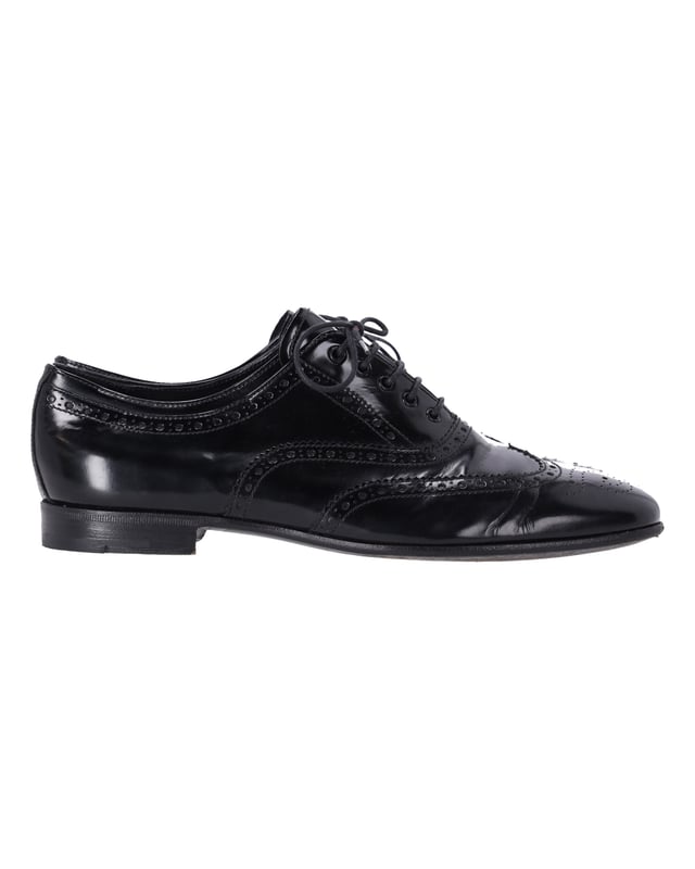 Empfohlener Verkaufspreis
Verleihen Sie Ihren Freizeitschuhen mit diesen Sneakers von Prada einen luxuriösen Touch. Sie sind aus schwarzem Lackleder gefertigt und mit Brogue-Details und Schnürung versehen. Sie sind die perfekte Wahl, wenn Sie sowohl Komfort als auch Stil wünschen.

Mit Staubbeutel.

Prada-Brogues zum Schnüren aus schwarzem Lackleder
Zustand: gut
Material: Lackleder
Größe: US7,5
Gebrauchsspuren: abgewetzte Sohlen
SKU: 355801
