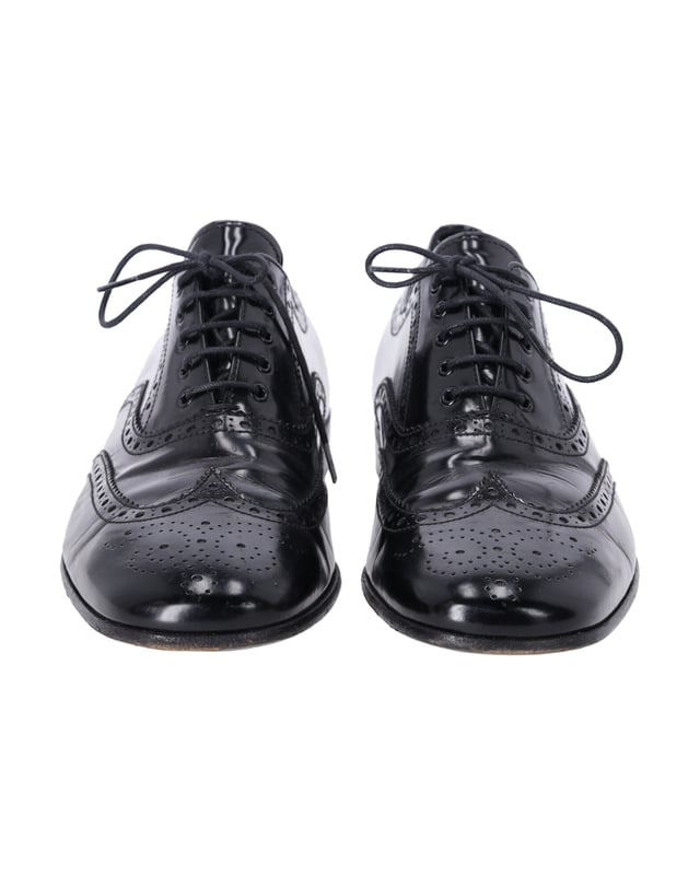 Empfohlener Verkaufspreis
Verleihen Sie Ihren Freizeitschuhen mit diesen Sneakers von Prada einen luxuriösen Touch. Sie sind aus schwarzem Lackleder gefertigt und mit Brogue-Details und Schnürung versehen. Sie sind die perfekte Wahl, wenn Sie sowohl Komfort als auch Stil wünschen.

Mit Staubbeutel.

Prada-Brogues zum Schnüren aus schwarzem Lackleder
Zustand: gut
Material: Lackleder
Größe: US7,5
Gebrauchsspuren: abgewetzte Sohlen
SKU: 355801