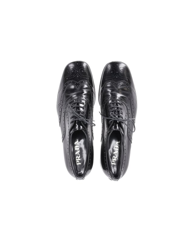 Empfohlener Verkaufspreis
Verleihen Sie Ihren Freizeitschuhen mit diesen Sneakers von Prada einen luxuriösen Touch. Sie sind aus schwarzem Lackleder gefertigt und mit Brogue-Details und Schnürung versehen. Sie sind die perfekte Wahl, wenn Sie sowohl Komfort als auch Stil wünschen.

Mit Staubbeutel.

Prada-Brogues zum Schnüren aus schwarzem Lackleder
Zustand: gut
Material: Lackleder
Größe: US7,5
Gebrauchsspuren: abgewetzte Sohlen
SKU: 355801