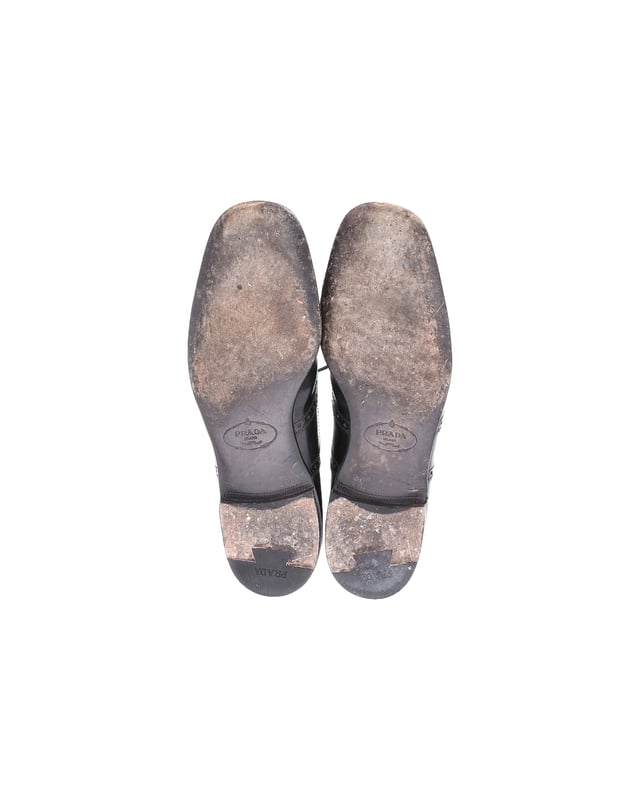 Empfohlener Verkaufspreis
Verleihen Sie Ihren Freizeitschuhen mit diesen Sneakers von Prada einen luxuriösen Touch. Sie sind aus schwarzem Lackleder gefertigt und mit Brogue-Details und Schnürung versehen. Sie sind die perfekte Wahl, wenn Sie sowohl Komfort als auch Stil wünschen.

Mit Staubbeutel.

Prada-Brogues zum Schnüren aus schwarzem Lackleder
Zustand: gut
Material: Lackleder
Größe: US7,5
Gebrauchsspuren: abgewetzte Sohlen
SKU: 355801