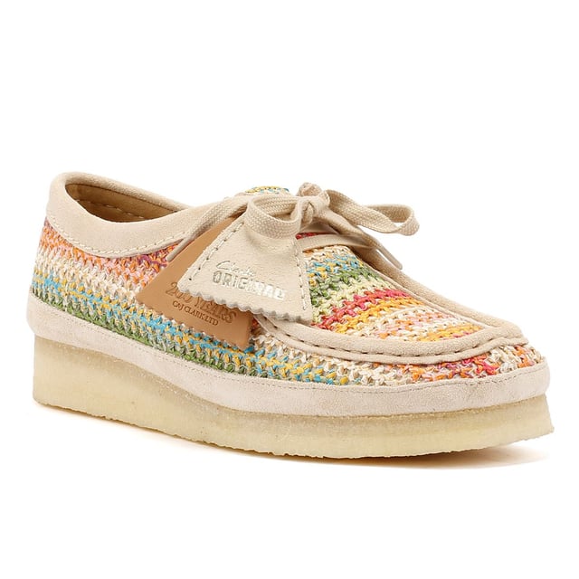Moccasin style shoe featuring a multicolour crochet raffia upper for a handcrafted aesthetic. Designed with a natural pebble crepe sole for flexibility, natural flat laces, and a tonal suede rand for a refined finish.