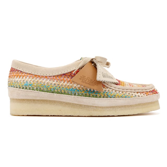 Moccasin style shoe featuring a multicolour crochet raffia upper for a handcrafted aesthetic. Designed with a natural pebble crepe sole for flexibility, natural flat laces, and a tonal suede rand for a refined finish.
