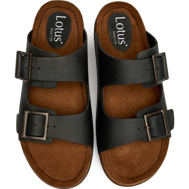 Estas chanclas de piel negra de LOTUS combinan un estilo sencillo con una comodidad práctica. Su diseño de doble tira ofrece un ajuste seguro, mientras que la plantilla acolchada garantiza un uso duradero, ya sea para ir a la playa o para hacer recados el fin de semana. Con una suela de goma con agarre para una tracción fiable, las chanclas St Ives demuestran que el calzado informal no tiene por qué renunciar a la calidad artesanal.