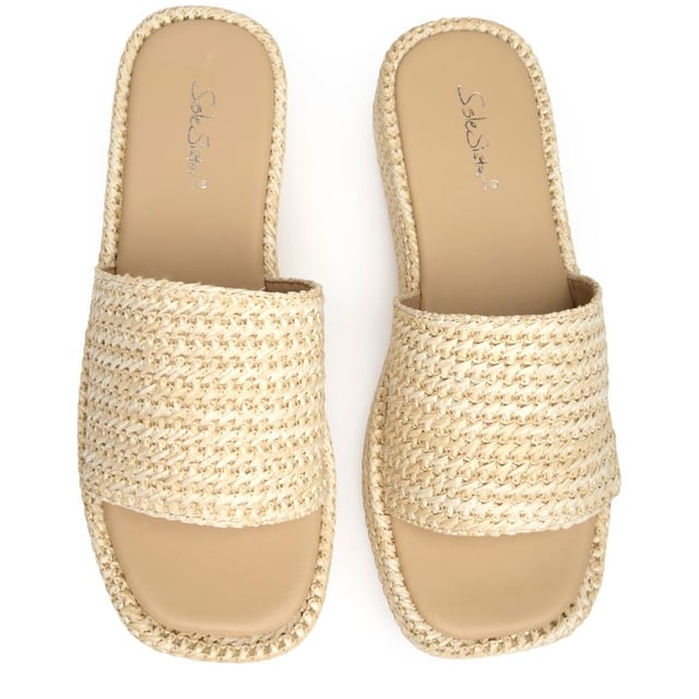 Damessandalen met een natuurlijke Solesister Seren Weave Flatform, gemaakt van synthetisch materiaal en een synthetische zool. Voorzien van een vierkante neus en een synthetische voering en binnenzool.