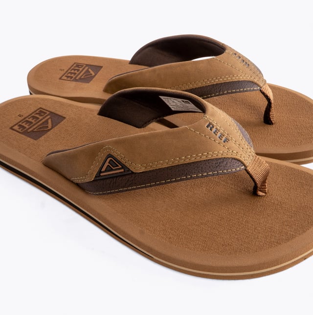 These men's flip-flops feature a synthetic upper, lightweight EVA sole, and breathable design. Ideal for casual wear, they offer comfort with a slip-on style and a round toe shape