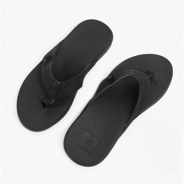 Our bestselling Phantom flip flop, built for the beach, gets a revamped cushion footbed, with REEF’s signature high energy rebound footbed for more cushioning in every step. Also with heel cupping and a high density rubber outsole.