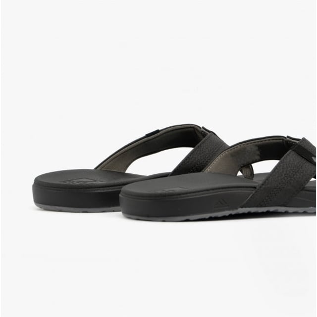 Our bestselling Phantom flip flop, built for the beach, gets a revamped cushion footbed, with REEF’s signature high energy rebound footbed for more cushioning in every step. Also with heel cupping and a high density rubber outsole.