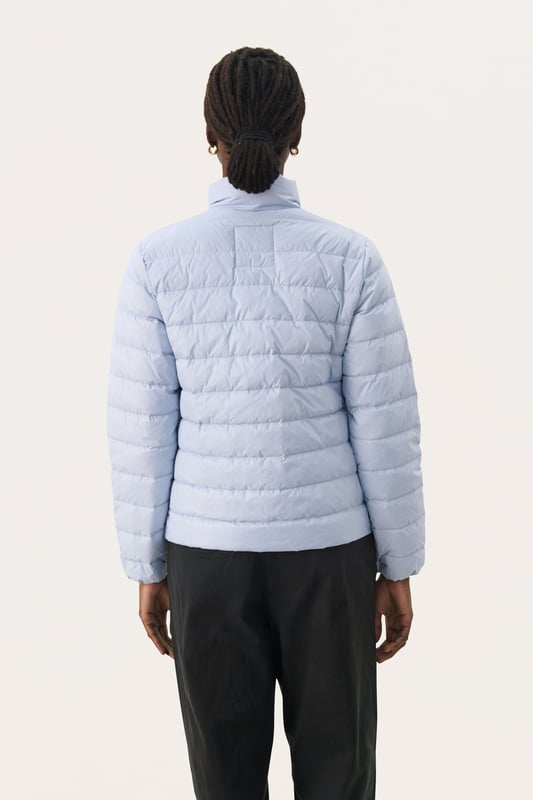 Classic fit,Lange mouwen  Wassen op 30°, niet bleken, drogen in droger behoedzaam, Druipnat ophangen in de schaduw, niet strijken, Niet droog reinigen  100% Polyamide (Gerecycled)