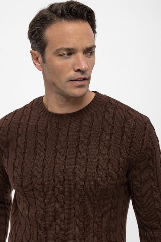 Die Felix Hardy Pullover sind bekannt für ihre originellen Designs, die den dynamischen Anforderungen des modernen Lebens gerecht werden. Akribisch aus hochwertigen Materialien gefertigt und bereichert mit sorgfältig ausgewählten Farbpaletten, bieten diese Pullover sowohl Eleganz als auch Komfort. Jedes Stück spiegelt Exzellenz in der Handwerkskunst wider, gewährleistet Langlebigkeit und ein weiches Tragegefühl für den ganzen Tag. Die Kollektion umfasst eine Vielzahl von Stilen, die jedem Geschmack und Anlass gerecht werden. Von klassischen und raffinierten Designs bis hin zu sportlichen und modernen Stilen kommen Felix Hardy Pullover in lebendigen Farbwahlen, die für jede Jahreszeit und jedes Outfit perfekt sind. Durchdachte Details wie aufwendige Nähte und elegante Kragen machen jeden Pullover einzigartig und verbinden Praktikabilität mit einem Hauch von Raffinesse. Ob für den täglichen Gebrauch oder besondere Anlässe, Felix Hardy Pullover vereinen modische Trends mit Funktionalität. Sie sind darauf ausgelegt, Ihren Stil zu verbessern, während sie den ganzen Tag über den benötigten Komfort bieten. Genießen Sie die Eleganz und Vielseitigkeit der Felix Hardy Pullover, bei denen jedes Detail sorgfältig gefertigt wurde, um Ihre Garderobe zu bereichern.