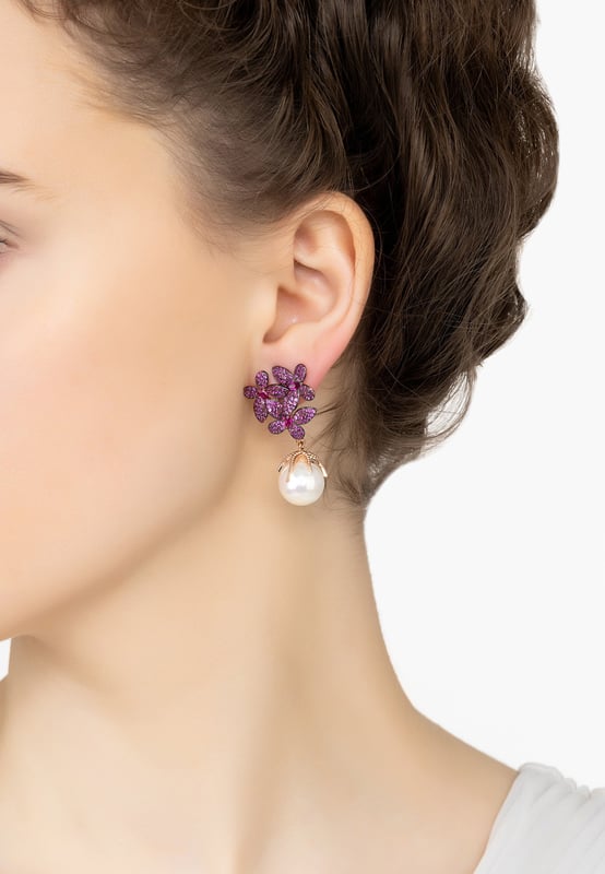 Let your style speak volumes with the stunning Flowers Pearl Earrings from Latelita. Crafted from 925 sterling silver that has been dipped in luxurious rosegold, these earrings make for a powerful statement piece like no other. Boasting a timeless floral-inspired design, each petal is adorned with shimmering ruby pink cubic zirconia and is further elevated with an elegant pearl.Pearls are the birthstone for June and have been appreciated in many cultures throughout history. This gem is often associated with purity, innocence, faith and wisdom—all qualities of an ideal friend or loved one born in June.At 3.5cm long and 1.9cm wide, these pretty earrings are lightweight (13.2grams) yet full of impact. Perfect for any special occasion, make sure you don't miss out on this classic choice that is destined to never go out of style! Celebrate yourself or the special people in your life with Flowers Pearl Earrings Ruby Pink Rosegold and let the beauty of every moment shine through!