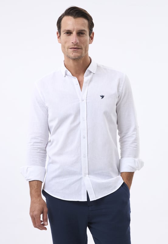 Das Felix Hardy Herren Basic-Hemd – ein zeitloses Essential für jede Garderobe. Gefertigt aus hochwertigem, atmungsaktivem Stoff bietet dieses Hemd ultimativen Komfort und einen gepflegten Look. Dank seines schlichten, minimalistischen Designs mit klassischem Kragen und durchgehender Knopfleiste ist es sowohl für legere als auch formelle Anlässe vielseitig einsetzbar. Die taillierte Passform sorgt für eine elegante Silhouette, während das leichte Material ganztägigen Tragekomfort gewährleistet. Ob lässig mit Jeans oder elegant mit Stoffhosen kombiniert – dieses Basic-Hemd ist die perfekte Grundlage für mühelosen Stil.