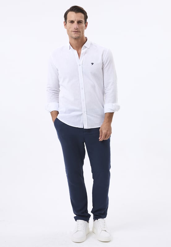 Das Felix Hardy Herren Basic-Hemd – ein zeitloses Essential für jede Garderobe. Gefertigt aus hochwertigem, atmungsaktivem Stoff bietet dieses Hemd ultimativen Komfort und einen gepflegten Look. Dank seines schlichten, minimalistischen Designs mit klassischem Kragen und durchgehender Knopfleiste ist es sowohl für legere als auch formelle Anlässe vielseitig einsetzbar. Die taillierte Passform sorgt für eine elegante Silhouette, während das leichte Material ganztägigen Tragekomfort gewährleistet. Ob lässig mit Jeans oder elegant mit Stoffhosen kombiniert – dieses Basic-Hemd ist die perfekte Grundlage für mühelosen Stil.