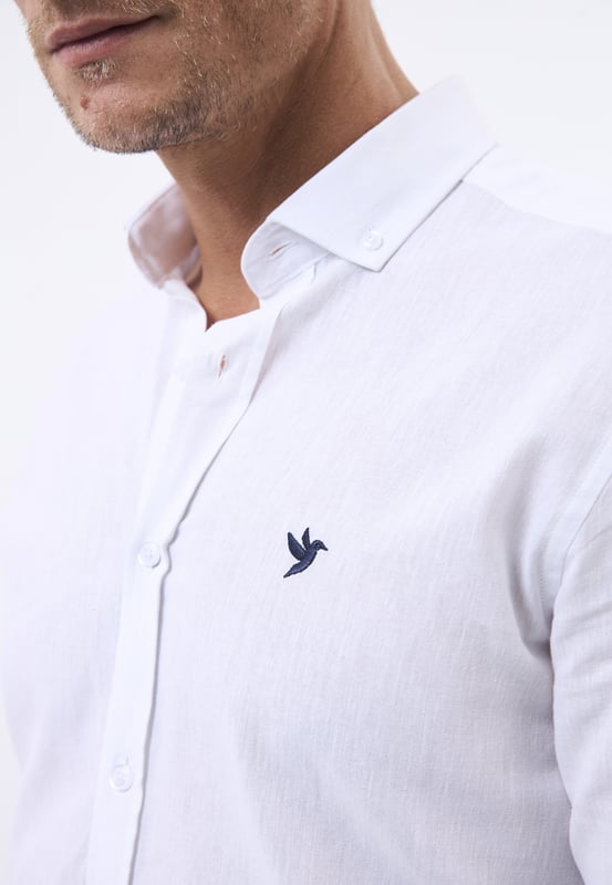 Das Felix Hardy Herren Basic-Hemd – ein zeitloses Essential für jede Garderobe. Gefertigt aus hochwertigem, atmungsaktivem Stoff bietet dieses Hemd ultimativen Komfort und einen gepflegten Look. Dank seines schlichten, minimalistischen Designs mit klassischem Kragen und durchgehender Knopfleiste ist es sowohl für legere als auch formelle Anlässe vielseitig einsetzbar. Die taillierte Passform sorgt für eine elegante Silhouette, während das leichte Material ganztägigen Tragekomfort gewährleistet. Ob lässig mit Jeans oder elegant mit Stoffhosen kombiniert – dieses Basic-Hemd ist die perfekte Grundlage für mühelosen Stil.