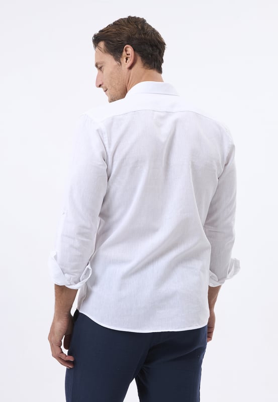 Das Felix Hardy Herren Basic-Hemd – ein zeitloses Essential für jede Garderobe. Gefertigt aus hochwertigem, atmungsaktivem Stoff bietet dieses Hemd ultimativen Komfort und einen gepflegten Look. Dank seines schlichten, minimalistischen Designs mit klassischem Kragen und durchgehender Knopfleiste ist es sowohl für legere als auch formelle Anlässe vielseitig einsetzbar. Die taillierte Passform sorgt für eine elegante Silhouette, während das leichte Material ganztägigen Tragekomfort gewährleistet. Ob lässig mit Jeans oder elegant mit Stoffhosen kombiniert – dieses Basic-Hemd ist die perfekte Grundlage für mühelosen Stil.