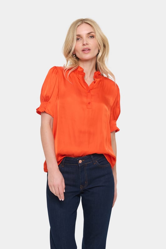 Regular fit,Korte mouwen  Wassen op 30°, niet bleken, niet in de droger drogen, Druipnat ophangen in de schaduw, koud strijken max. 110° C, Niet droog reinigen  100% Polyester