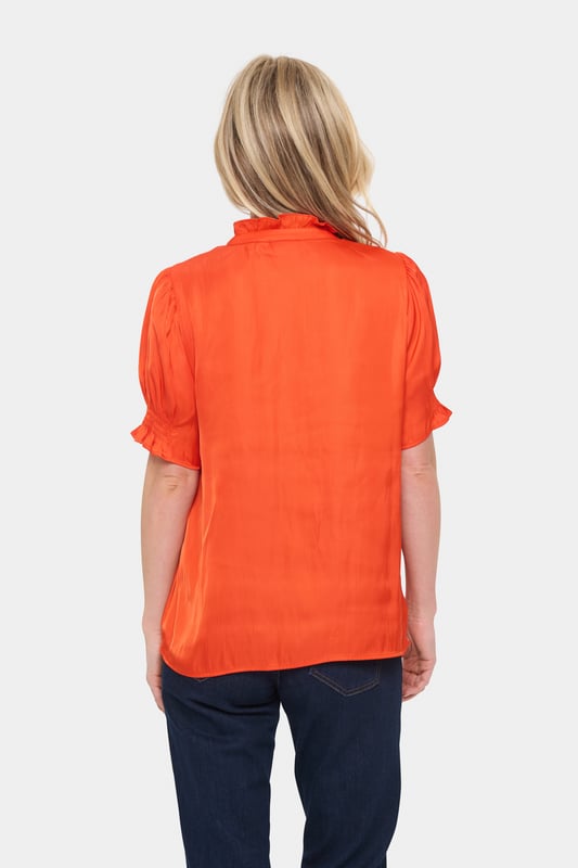 Regular fit,Korte mouwen  Wassen op 30°, niet bleken, niet in de droger drogen, Druipnat ophangen in de schaduw, koud strijken max. 110° C, Niet droog reinigen  100% Polyester