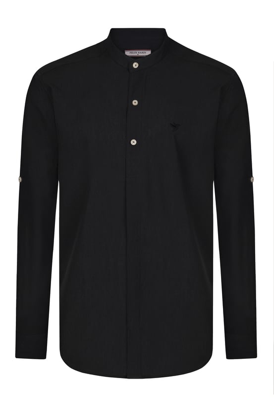 Das Felix Hardy Herren Basic-Hemd – ein zeitloses Essential für jede Garderobe. Gefertigt aus hochwertigem, atmungsaktivem Stoff bietet dieses Hemd ultimativen Komfort und einen gepflegten Look. Dank seines schlichten, minimalistischen Designs mit klassischem Kragen und durchgehender Knopfleiste ist es sowohl für legere als auch formelle Anlässe vielseitig einsetzbar. Die taillierte Passform sorgt für eine elegante Silhouette, während das leichte Material ganztägigen Tragekomfort gewährleistet. Ob lässig mit Jeans oder elegant mit Stoffhosen kombiniert – dieses Basic-Hemd ist die perfekte Grundlage für mühelosen Stil.