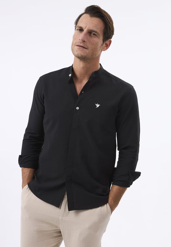 Das Felix Hardy Herren Basic-Hemd – ein zeitloses Essential für jede Garderobe. Gefertigt aus hochwertigem, atmungsaktivem Stoff bietet dieses Hemd ultimativen Komfort und einen gepflegten Look. Dank seines schlichten, minimalistischen Designs mit klassischem Kragen und durchgehender Knopfleiste ist es sowohl für legere als auch formelle Anlässe vielseitig einsetzbar. Die taillierte Passform sorgt für eine elegante Silhouette, während das leichte Material ganztägigen Tragekomfort gewährleistet. Ob lässig mit Jeans oder elegant mit Stoffhosen kombiniert – dieses Basic-Hemd ist die perfekte Grundlage für mühelosen Stil.