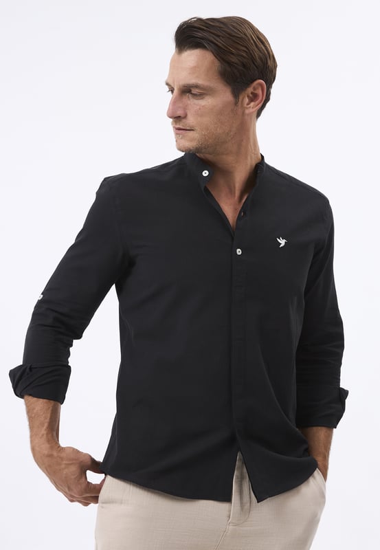 Das Felix Hardy Herren Basic-Hemd – ein zeitloses Essential für jede Garderobe. Gefertigt aus hochwertigem, atmungsaktivem Stoff bietet dieses Hemd ultimativen Komfort und einen gepflegten Look. Dank seines schlichten, minimalistischen Designs mit klassischem Kragen und durchgehender Knopfleiste ist es sowohl für legere als auch formelle Anlässe vielseitig einsetzbar. Die taillierte Passform sorgt für eine elegante Silhouette, während das leichte Material ganztägigen Tragekomfort gewährleistet. Ob lässig mit Jeans oder elegant mit Stoffhosen kombiniert – dieses Basic-Hemd ist die perfekte Grundlage für mühelosen Stil.