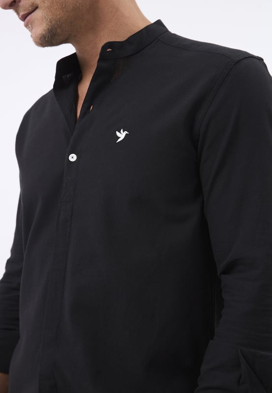 Das Felix Hardy Herren Basic-Hemd – ein zeitloses Essential für jede Garderobe. Gefertigt aus hochwertigem, atmungsaktivem Stoff bietet dieses Hemd ultimativen Komfort und einen gepflegten Look. Dank seines schlichten, minimalistischen Designs mit klassischem Kragen und durchgehender Knopfleiste ist es sowohl für legere als auch formelle Anlässe vielseitig einsetzbar. Die taillierte Passform sorgt für eine elegante Silhouette, während das leichte Material ganztägigen Tragekomfort gewährleistet. Ob lässig mit Jeans oder elegant mit Stoffhosen kombiniert – dieses Basic-Hemd ist die perfekte Grundlage für mühelosen Stil.