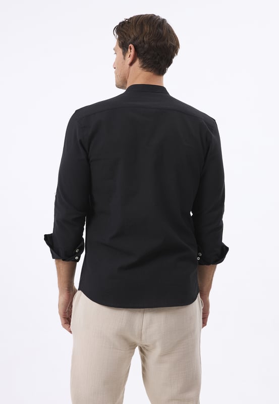 Das Felix Hardy Herren Basic-Hemd – ein zeitloses Essential für jede Garderobe. Gefertigt aus hochwertigem, atmungsaktivem Stoff bietet dieses Hemd ultimativen Komfort und einen gepflegten Look. Dank seines schlichten, minimalistischen Designs mit klassischem Kragen und durchgehender Knopfleiste ist es sowohl für legere als auch formelle Anlässe vielseitig einsetzbar. Die taillierte Passform sorgt für eine elegante Silhouette, während das leichte Material ganztägigen Tragekomfort gewährleistet. Ob lässig mit Jeans oder elegant mit Stoffhosen kombiniert – dieses Basic-Hemd ist die perfekte Grundlage für mühelosen Stil.