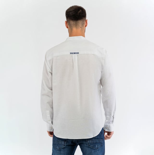 Eleganz und sportlicher Stil treffen in den Herrenhemden von BIKKEMBERGS aufeinander. Sie sind aus hochwertigen Materialien gefertigt, bieten eine moderne Passform und unverwechselbare Details, die die urbane Seele der Marke widerspiegeln.