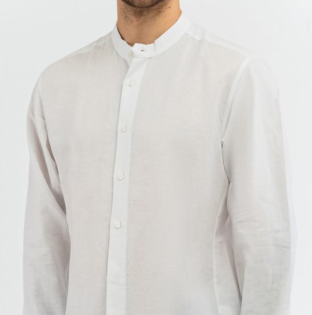 Eleganz und sportlicher Stil treffen in den Herrenhemden von BIKKEMBERGS aufeinander. Sie sind aus hochwertigen Materialien gefertigt, bieten eine moderne Passform und unverwechselbare Details, die die urbane Seele der Marke widerspiegeln.