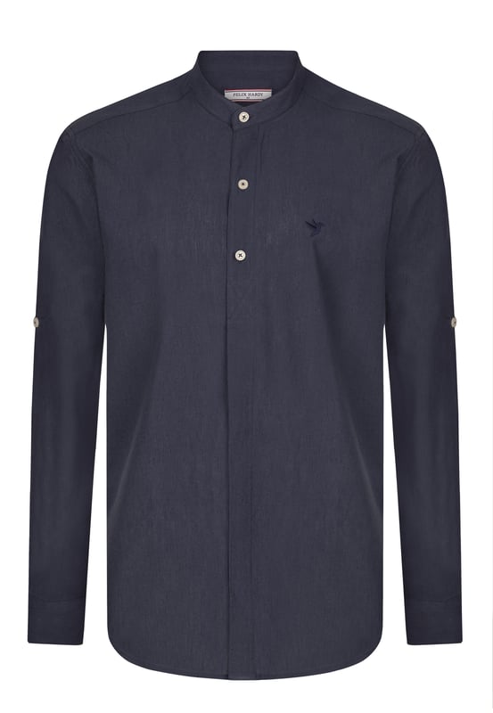 Das Felix Hardy Herren Basic-Hemd – ein zeitloses Essential für jede Garderobe. Gefertigt aus hochwertigem, atmungsaktivem Stoff bietet dieses Hemd ultimativen Komfort und einen gepflegten Look. Dank seines schlichten, minimalistischen Designs mit klassischem Kragen und durchgehender Knopfleiste ist es sowohl für legere als auch formelle Anlässe vielseitig einsetzbar. Die taillierte Passform sorgt für eine elegante Silhouette, während das leichte Material ganztägigen Tragekomfort gewährleistet. Ob lässig mit Jeans oder elegant mit Stoffhosen kombiniert – dieses Basic-Hemd ist die perfekte Grundlage für mühelosen Stil.