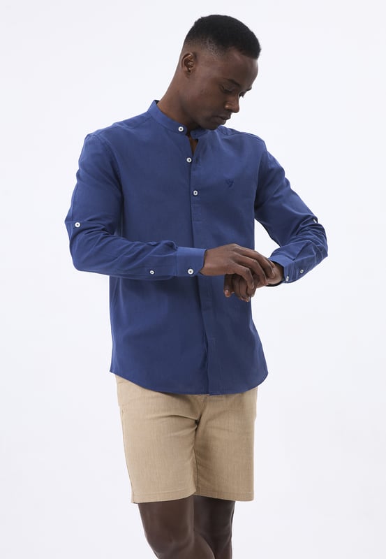 Das Felix Hardy Herren Basic-Hemd – ein zeitloses Essential für jede Garderobe. Gefertigt aus hochwertigem, atmungsaktivem Stoff bietet dieses Hemd ultimativen Komfort und einen gepflegten Look. Dank seines schlichten, minimalistischen Designs mit klassischem Kragen und durchgehender Knopfleiste ist es sowohl für legere als auch formelle Anlässe vielseitig einsetzbar. Die taillierte Passform sorgt für eine elegante Silhouette, während das leichte Material ganztägigen Tragekomfort gewährleistet. Ob lässig mit Jeans oder elegant mit Stoffhosen kombiniert – dieses Basic-Hemd ist die perfekte Grundlage für mühelosen Stil.