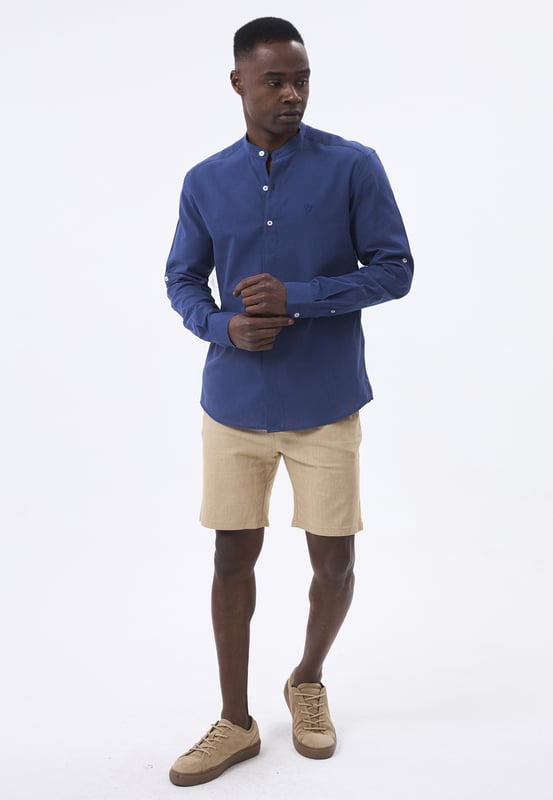 Das Felix Hardy Herren Basic-Hemd – ein zeitloses Essential für jede Garderobe. Gefertigt aus hochwertigem, atmungsaktivem Stoff bietet dieses Hemd ultimativen Komfort und einen gepflegten Look. Dank seines schlichten, minimalistischen Designs mit klassischem Kragen und durchgehender Knopfleiste ist es sowohl für legere als auch formelle Anlässe vielseitig einsetzbar. Die taillierte Passform sorgt für eine elegante Silhouette, während das leichte Material ganztägigen Tragekomfort gewährleistet. Ob lässig mit Jeans oder elegant mit Stoffhosen kombiniert – dieses Basic-Hemd ist die perfekte Grundlage für mühelosen Stil.
