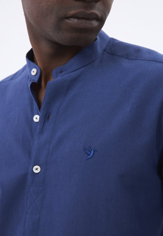 Das Felix Hardy Herren Basic-Hemd – ein zeitloses Essential für jede Garderobe. Gefertigt aus hochwertigem, atmungsaktivem Stoff bietet dieses Hemd ultimativen Komfort und einen gepflegten Look. Dank seines schlichten, minimalistischen Designs mit klassischem Kragen und durchgehender Knopfleiste ist es sowohl für legere als auch formelle Anlässe vielseitig einsetzbar. Die taillierte Passform sorgt für eine elegante Silhouette, während das leichte Material ganztägigen Tragekomfort gewährleistet. Ob lässig mit Jeans oder elegant mit Stoffhosen kombiniert – dieses Basic-Hemd ist die perfekte Grundlage für mühelosen Stil.