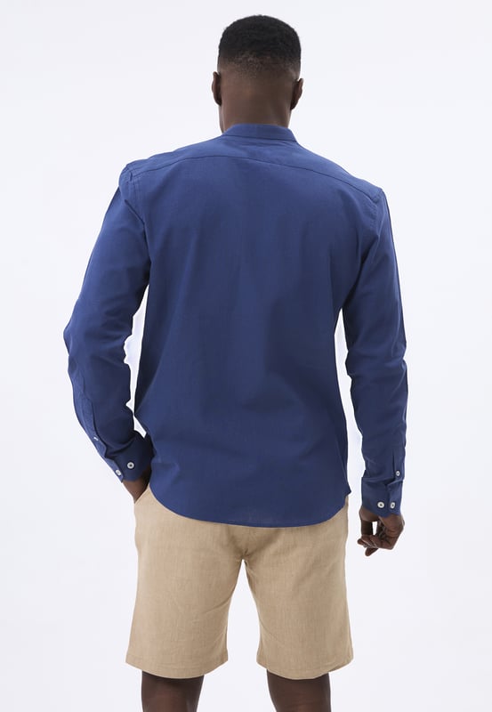 Das Felix Hardy Herren Basic-Hemd – ein zeitloses Essential für jede Garderobe. Gefertigt aus hochwertigem, atmungsaktivem Stoff bietet dieses Hemd ultimativen Komfort und einen gepflegten Look. Dank seines schlichten, minimalistischen Designs mit klassischem Kragen und durchgehender Knopfleiste ist es sowohl für legere als auch formelle Anlässe vielseitig einsetzbar. Die taillierte Passform sorgt für eine elegante Silhouette, während das leichte Material ganztägigen Tragekomfort gewährleistet. Ob lässig mit Jeans oder elegant mit Stoffhosen kombiniert – dieses Basic-Hemd ist die perfekte Grundlage für mühelosen Stil.