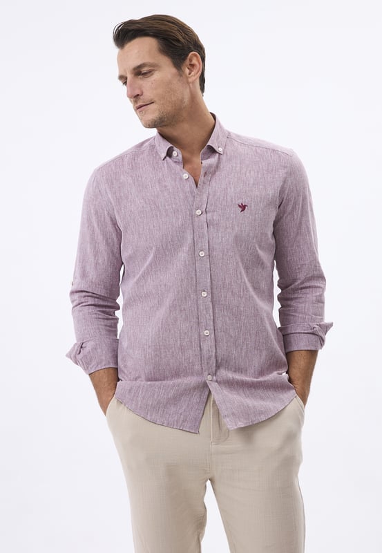Das Felix Hardy Herren Basic-Hemd – ein zeitloses Essential für jede Garderobe. Gefertigt aus hochwertigem, atmungsaktivem Stoff bietet dieses Hemd ultimativen Komfort und einen gepflegten Look. Dank seines schlichten, minimalistischen Designs mit klassischem Kragen und durchgehender Knopfleiste ist es sowohl für legere als auch formelle Anlässe vielseitig einsetzbar. Die taillierte Passform sorgt für eine elegante Silhouette, während das leichte Material ganztägigen Tragekomfort gewährleistet. Ob lässig mit Jeans oder elegant mit Stoffhosen kombiniert – dieses Basic-Hemd ist die perfekte Grundlage für mühelosen Stil.