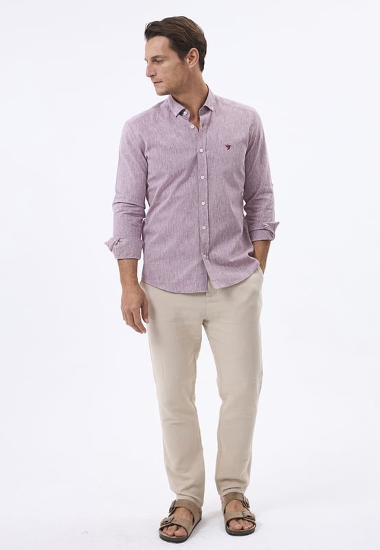Das Felix Hardy Herren Basic-Hemd – ein zeitloses Essential für jede Garderobe. Gefertigt aus hochwertigem, atmungsaktivem Stoff bietet dieses Hemd ultimativen Komfort und einen gepflegten Look. Dank seines schlichten, minimalistischen Designs mit klassischem Kragen und durchgehender Knopfleiste ist es sowohl für legere als auch formelle Anlässe vielseitig einsetzbar. Die taillierte Passform sorgt für eine elegante Silhouette, während das leichte Material ganztägigen Tragekomfort gewährleistet. Ob lässig mit Jeans oder elegant mit Stoffhosen kombiniert – dieses Basic-Hemd ist die perfekte Grundlage für mühelosen Stil.