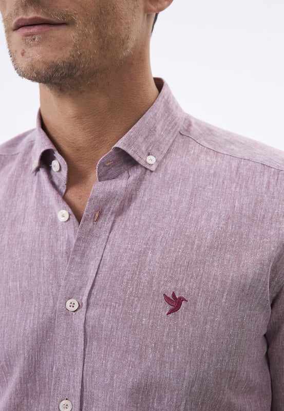 Das Felix Hardy Herren Basic-Hemd – ein zeitloses Essential für jede Garderobe. Gefertigt aus hochwertigem, atmungsaktivem Stoff bietet dieses Hemd ultimativen Komfort und einen gepflegten Look. Dank seines schlichten, minimalistischen Designs mit klassischem Kragen und durchgehender Knopfleiste ist es sowohl für legere als auch formelle Anlässe vielseitig einsetzbar. Die taillierte Passform sorgt für eine elegante Silhouette, während das leichte Material ganztägigen Tragekomfort gewährleistet. Ob lässig mit Jeans oder elegant mit Stoffhosen kombiniert – dieses Basic-Hemd ist die perfekte Grundlage für mühelosen Stil.