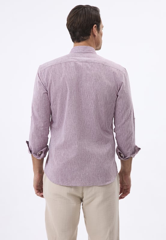 Das Felix Hardy Herren Basic-Hemd – ein zeitloses Essential für jede Garderobe. Gefertigt aus hochwertigem, atmungsaktivem Stoff bietet dieses Hemd ultimativen Komfort und einen gepflegten Look. Dank seines schlichten, minimalistischen Designs mit klassischem Kragen und durchgehender Knopfleiste ist es sowohl für legere als auch formelle Anlässe vielseitig einsetzbar. Die taillierte Passform sorgt für eine elegante Silhouette, während das leichte Material ganztägigen Tragekomfort gewährleistet. Ob lässig mit Jeans oder elegant mit Stoffhosen kombiniert – dieses Basic-Hemd ist die perfekte Grundlage für mühelosen Stil.