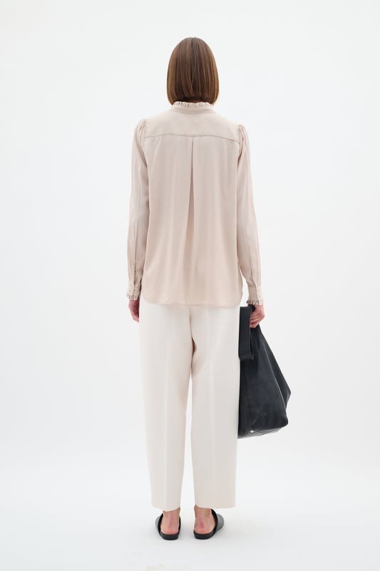 Classic fit,Lange mouwen  Fijne was 30°, niet bleken, niet in de droger drogen, Druipnat ophangen in de schaduw, koud strijken max. 110° C, Droogreiniging  62% Polyester (Gerecycled),38% Viscose