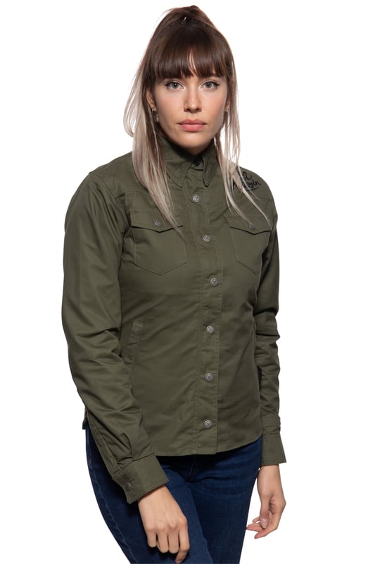 Ob getragen als Jacke oder als Hemd, mit dem Queen Kerosin Funktionshemd sorgst Du für den richtigen Auftritt! Das authentische Hemd im Workwear Style kann mit dem separaten Softshell-Innenfutter ganz leicht auch zur Jacke aufgerüstet werden. Das Obermaterial besteht aus reiner Baumwolle, was zusammen mit dem bequemen Regular Fit für großartigen Komfort sorgt. Eine hochwertige Stickerei im Rücken und auf der Schulter vorne. Das Hemd verfügt über einen klassischen Kragen, Brusttaschen, praktische Reißverschlusstaschen und Manschetten mit Ärmelschlitzen, die mit einem Reißverschluss geschlossen werden können. Auch die vordere Mitte verfügt über einem Reißverschluss, der durch die Knopfblende mit Druckknöpfen verdeckt wird. Funktionalität steht hier großgeschrieben, denn das langarm Funktionshemd von Queen Kerosin verfügt über ein separates Innenfutter mit Innentaschen aus wasser- und windabweisendem Softshell, das ja nach Bedarf komplett per Reißverschluss herausgetrennt und wieder eingesetzt werden kann. So eignet sich die Funktionsjacke auch perfekt für draußen. Das Innenfutter kann innerhalb der »Adventure Gear« auch ausgetauscht werden und mit dem passenden Motorrad Futter der »Motor Gear« kann die Jacke sogar zum Biken verwendet werden. Unser Model ist 1,70 m groß und trägt Größe S.  QUEEN KEROSIN:  Queen Kerosin steht für den amerikanischen Zeitgeist der 50er Jahre mit Rock'n'Roll Rockabilly, Motorrädern, Bikes, Hot Rod und allem was dazu gehört! Unsere Design mit Vintage Charme bringen Dich zurück in die gute ZeitDESIGN: Egal ob als Jacke oder als Hemd getragen, das Funktionshemd von Queen Kerosin kann mit seinen hochwertigen Stickereien, den Brusttaschen und legeren Reißverschlusstaschen überzeugenPASSFORM: Tolle Bequemlichkeit durch angenehmen Regular FitMATERIAL:  Das robuste Material des Oberstoffes besteht aus reiner Baumwolle. Das separate Innenfutter ist aus einem wind- und wasserabweisendem Softshell gefertigtKOMBINATIONSMÖGLICHKEITEN: Egal ob als Jacke mit Softshell Futter oder als einfaches Hemd, das Funktionshemd hinterlässt auf jeden Fall Eindruck!LIEFERUMFANG: Eine Lieferung enthält ein Damen Queen Kerosin Funktionshemd in XS S M L XL XXL 3XL oder 4XL